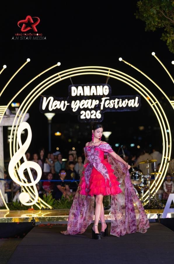 Model Hải Ngân: "Viên kim cương" sáng giá và hành trình từ sàn diễn quốc tế đến vị trí Vedette "Vũ Khắc Giao Thời"